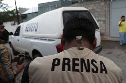 Un grupo de periodistas en el sitio donde fue asesinado el periodista Fredid Román, este lunes, en el municipio de Chilpancingo, Estado de Guerrero (México).