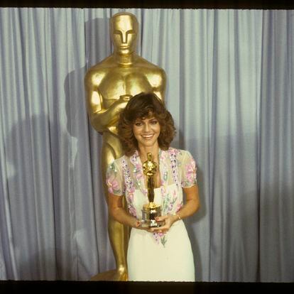 Sally Field, tras ganar el Oscar en 1980.