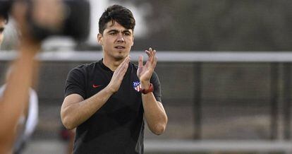 Carlos Cuesta, cuando entrenaba al equipo infantil del Atlético de Madrid.