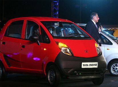 El presidente de Tata Motors, Ratan Tata, hoy durante la presentación del Nano en Mumbai (India)