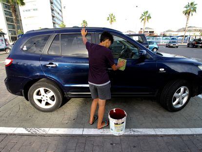 Zeinab el pasado 9 de agosto lavando coches cerca del puerto deportivo de Melilla.