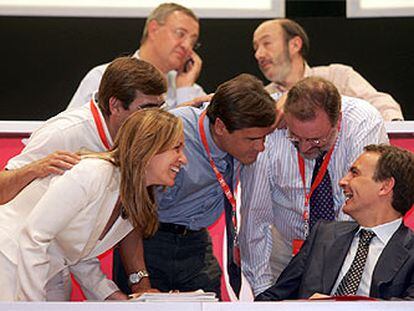Jiménez, Caldera, Lopez Aguilar, Pérez Rubalcaba y Cuesta conversan con Rodríguez Zapatero durante la inauguración del congreso.