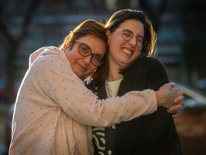 Matilde González y su hija Guiomar Aramburu, que ha escrito un libro sobre sus problemas de salud mental en la adolescencia, cuando intentó quitarse la vida en dos ocasiones.