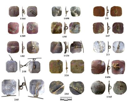 Botones de plancha, de finales del XVIII, encontrados cerca de un caño donde abrevaban las caballerías, en Gallegos de Argañán.