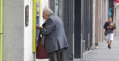 Un cliente bancario realizando trámites a través de un cajero automático. 