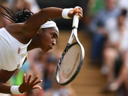 Cori Gauff sirve durante un partido en Wimbledon.