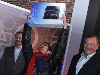 Joey Chiu, primer comprador Playstation4 de manos, junto a Andy House, consejero delegado de Sony (izda), y Jack Tretton, responsable en EEUU.