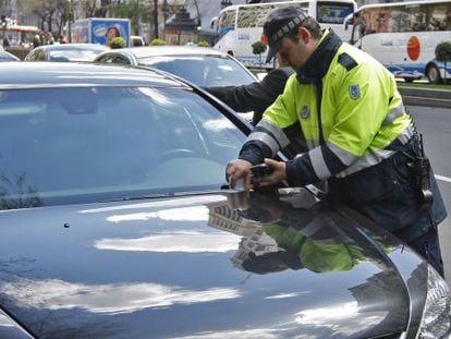 Un polic&iacute;a municipal impone una multa en una calle de Madrid.