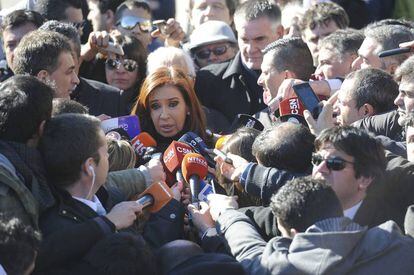 La expresidenta Cristina Fern&aacute;ndez de Kirchner a la salida de los tribunales federales.