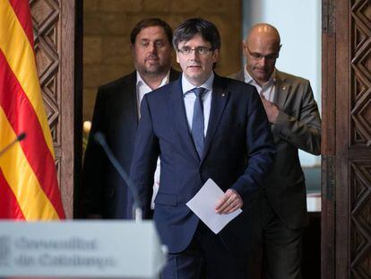 Declaraci&oacute;n institucional del presidente catal&aacute;n, Carles Puigdemont, acompa&ntilde;ado de los consejeros Oriol Junqueras (I) y Raul Romeva (D). 