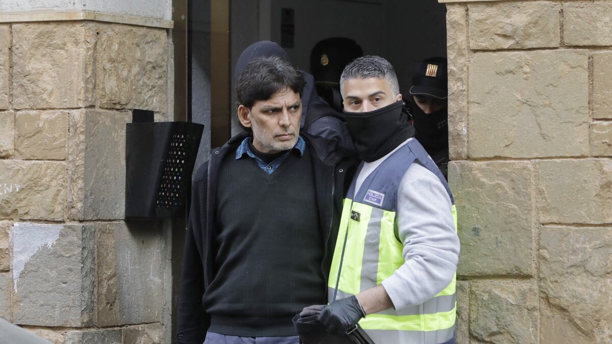 El juez deja en libertad y retira el pasaporte al padre de las hermanas de  Terrassa asesinadas en Pakistán | Cataluña | EL PAÍS