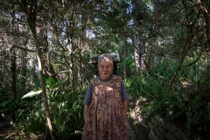 'Pati' Ruiz Corzo en el jardín de su casa en Agua del Maíz, el 6 de junio.