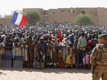 Ciudadanos malienses durante la visita del presidente Fran&ccedil;ois Hollande a Tombuct&uacute;.