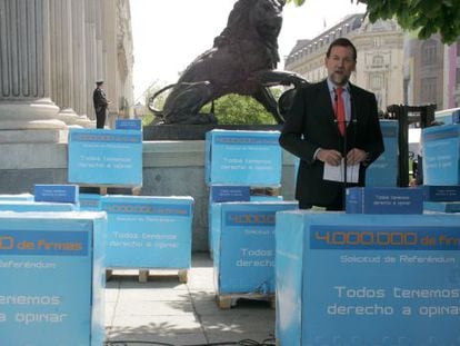 Mariano Rajoy, davant el Congrés, l'any 2006, amb les firmes recollides pel PP contra l'Estatut de Catalunya.