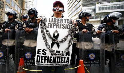 Una mujer protesta contra los ataques a la prensa en Venezuela en febrero de 2014.