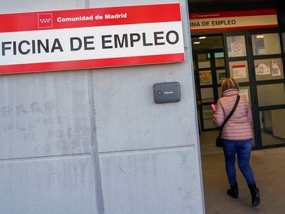 Una persona entra en una oficina pública de empleo de Alcalá de Henares (Madrid).