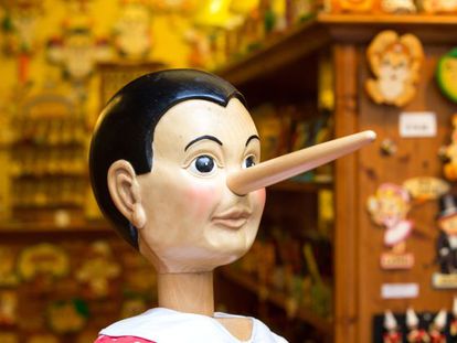 Una imagen de madera de Pinocho.