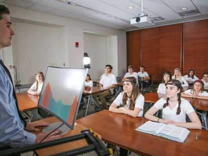 Un grupo de alumnos prueba un sistema para controlar la concentración en clase.