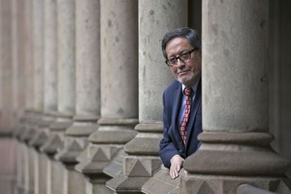 Ortega posa en el claustro de Letras de la Universidad de Barcelona.
