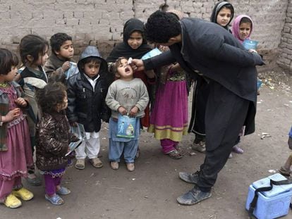 Un sanitario suministra la vacuna de la polio a un niño en Jalalabad (Afganistán).