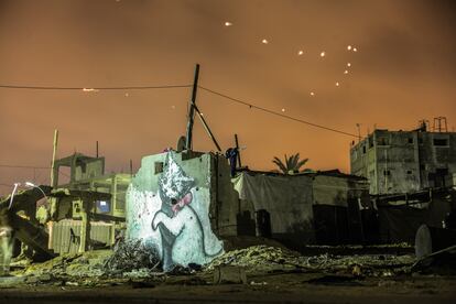 Grafiti de Banksy en un muro en Gaza (Palestina).