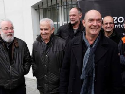 Delante y desde la izquierda, los &#039;bertsolaris&#039; Amuriza, Imanol Lazkano y Andoni Ega&ntilde;a, en Villabona. 