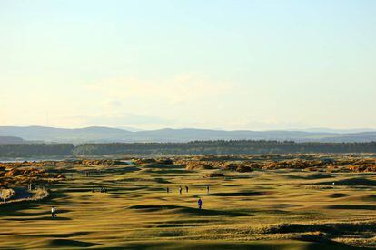 El golf se inventó en Escocia y aquí los campos siguen el modelo clásico. Extensiones verdes en la costa, con rough de brezo y machair (dunas cubiertas de hierba y flores silvestres), donde el principal enemigo del golfista es el viento. La ciudad universitaria de St. Andrews, en Fife, es la capital del golf, junto al mar, y el Old Course (standrews.com) es el campo de golf más antiguo y famoso: aquí se juega desde el siglo XV. Es un campo público pero hay que reservar con meses de antelación. Si no lo logramos, nos podemos apuntar a un circuito guiado para visitarlo. Cerca está la playa de West Sands, famosa por la película ‘Carros de fuego’. Merece la pena el paseo.