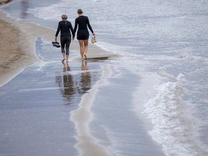 Dos personas pasean por la playa de la Malvarrosa de València, el domingo día 8.