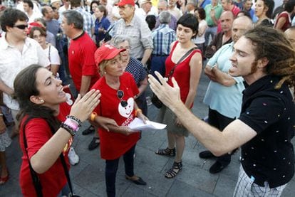 Indignados del 15-M discuten con miembros de la Asociación Derecho a Vivir, ayer por la tarde en la Puerta del Sol.