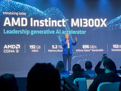 La directiva de AMD Lisa Su, cuya firma se ha incorporado a la AI Alliance, muestra uno de los dispositivos creados por su compañía para acelerar la inteligencia artificial, en un acto celebrado en junio en San Francisco.