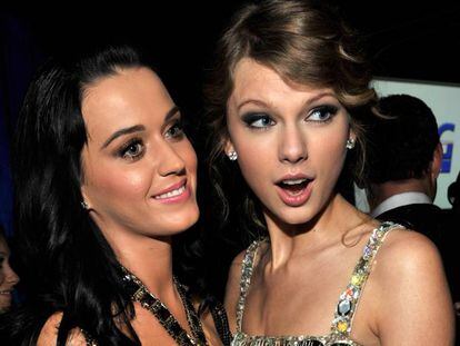 Katy Perry y Taylor Swift durante la gala de entrega de los premios Grammy en 2010.