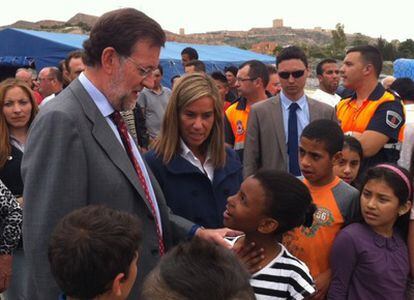Mariano Rajoy y Ana Mato con vecinos de Lorca que han dormido al raso.