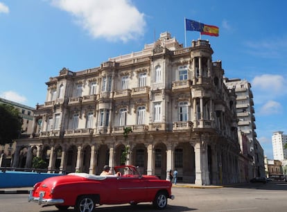 El histórico edificio de la embajada de España en La Habana, en la calle Zulueta, muy cerca del Malecón.