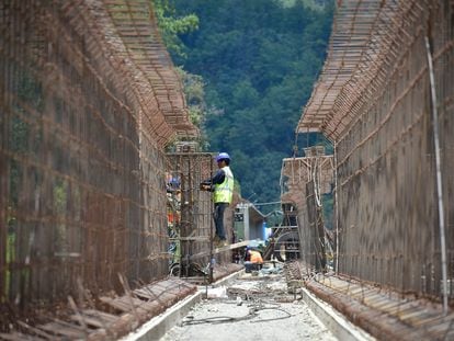 Obras en la autopista de Oaxaca al istmo de Tehuatepec, uno de los proyectos con los que se busca desarrollar la zona.