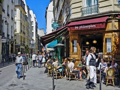 Terraza en la Rue Vieille du Temple, en el barrio de Le Marais (Par&iacute;s). 