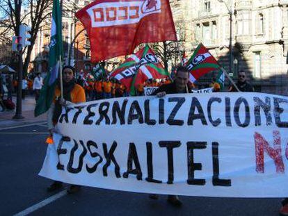 Trabajadores de Euskaltel se manifiestan en Bilbao el pasado lunes, el primer d&iacute;a de huelga en la historia de la empresa