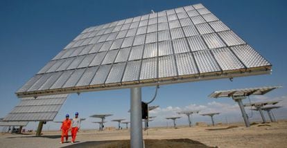 Operarios en un campo de paneles solares en Hami, China.