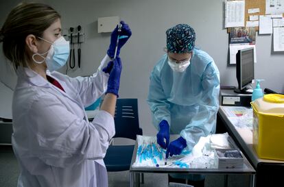 Dos sanitarias preparan la vacuna Pfizer en un centro de salud valenciano.