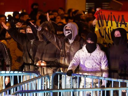 Protesta frente a la sede del PSOE en la calle de Ferraz de Madrid contra la amnistía, el 9 de noviembre.