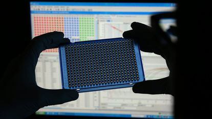 Un investigador con una placa con material genético para utilizar en un equipo de "PCR en tiempo real" en el Centro de Biología Molecular Severo Ochoa.