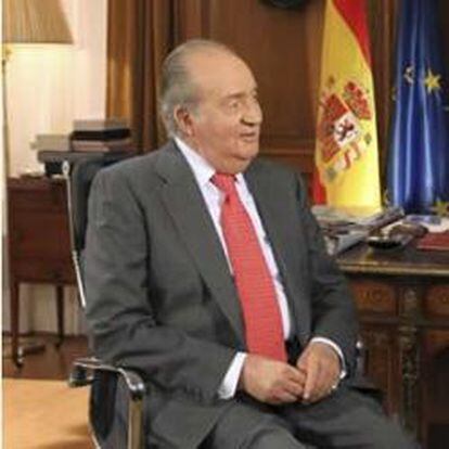 Don Juan Carlos, entrevistado por el veterano periodista Jesús Hermida, con motivo del 75 aniversario del Monarca