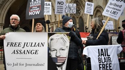 Seguidores de Assange, frente al Alto Tribunal, este lunes en Londres.