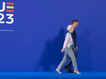 La presidenta de la Comisión Europea, Ursula von der Leyen, y el presidente español en funciones, Pedro Sánchez, en Granada este viernes.