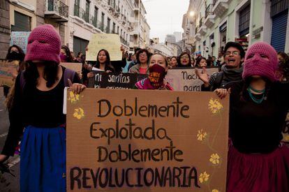 “Fue el esposo, fue el patrón, fue el Estado, asesino y represor”. En otro de los cánticos proferidos durante la manifestación, las mujeres mostraron su rechazo al papel del Estado en la lucha contra la violencia machista y los feminicidios en Ecuador.
