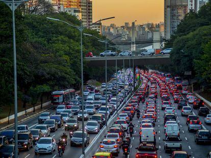 Veh&iacute;culos en una de las circunvalaciones de S&atilde;o Paulo