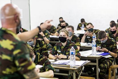 Isabel de Bélgica, durante la formación teórica recibida en la academia militar de Elsenborn.