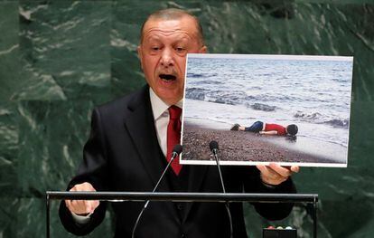Recep Tayyip Erdogan, presidente de Turquía, sostiene una imagen del niño  refugiado Eliàn, este martes.