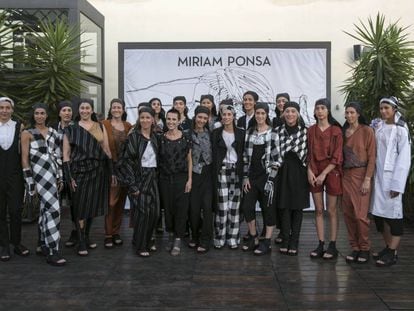 Las modelos de Miriam Ponsa con la diseñadora después del desfile.