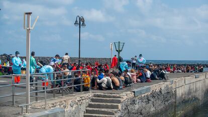 Decenas de inmigrantes son atendidos en el muelle tras llegar a Órzola (Lanzarote), este domingo.