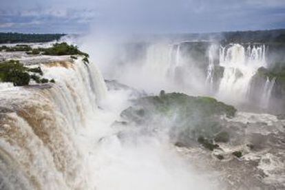 Las cataratas de Iguazú, desde su vertiente brasileña, durante la estación lluviosa.